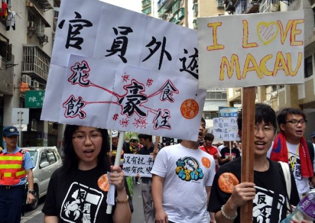 Macau private teachers demand more pay