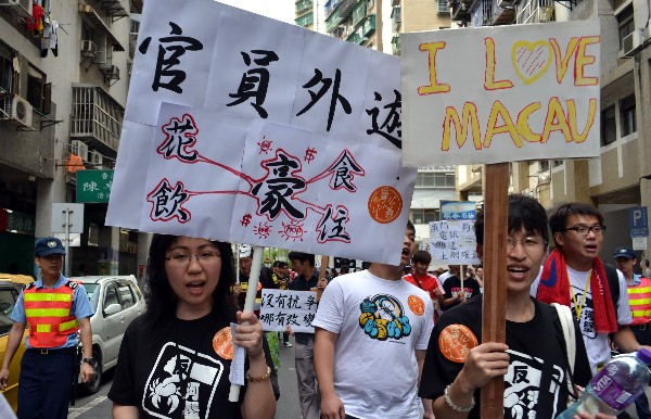 Macau private teachers demand more pay