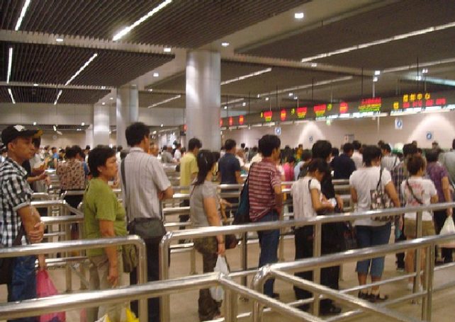 Police expect 1.9 million people to cross Barrier Gate during Chinese New Year