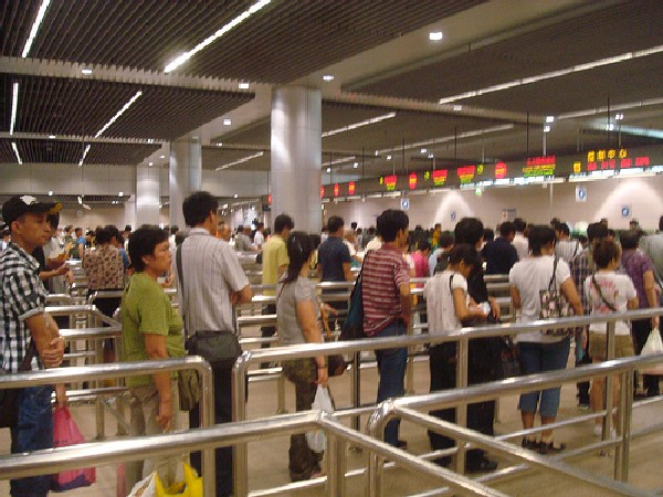 Police expect 1.9 million people to cross Barrier Gate during Chinese New Year