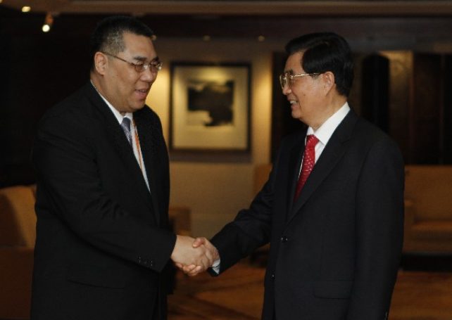 President Hu meets Macau Chief Executive in HK