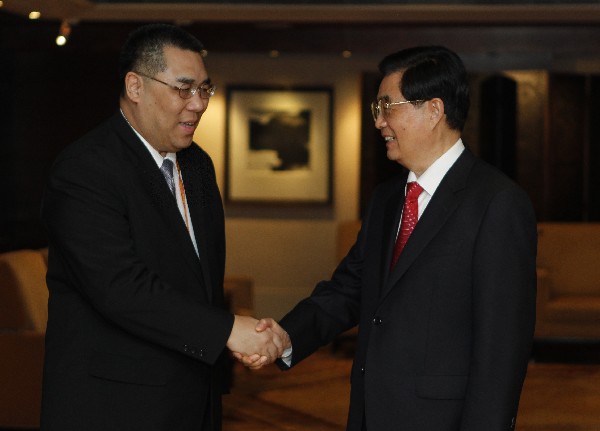 President Hu meets Macau Chief Executive in HK