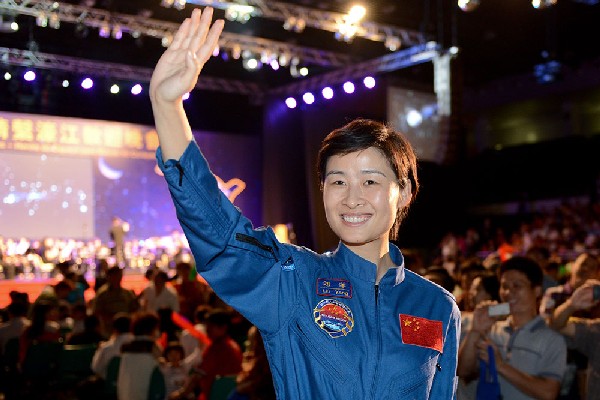 Taikonauts tell children to study hard to live their dream