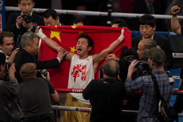 Former Olympic champ Zou wins decision on pro boxing debut