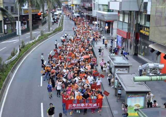 Macau animal lovers march for animal rights (Politics)