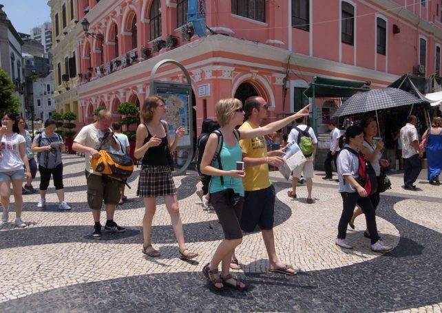 Tourists from international markets increase 12.2 percent in the first 8 months of the year