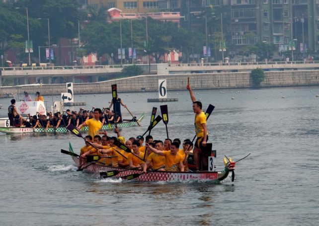 Nanhai JiuJiang male and female teams won 2016 Macau Dragon Boat Races