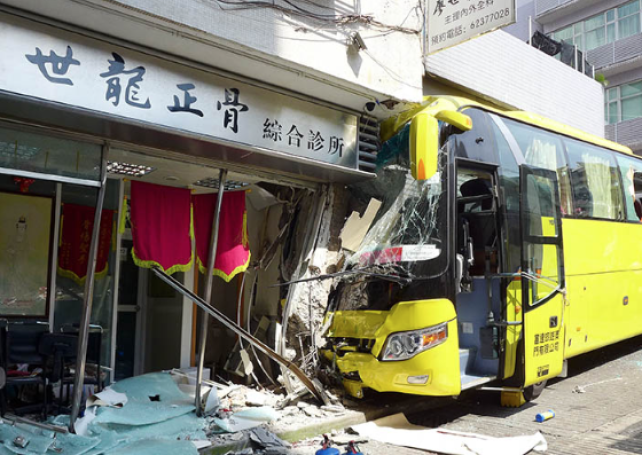 Coach crashes into clinic in Macau: 32 tourists injured, 1 critical
