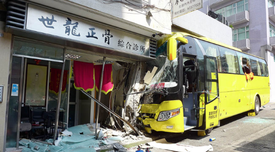 Coach crashes into clinic in Macau: 32 tourists injured, 1 critical