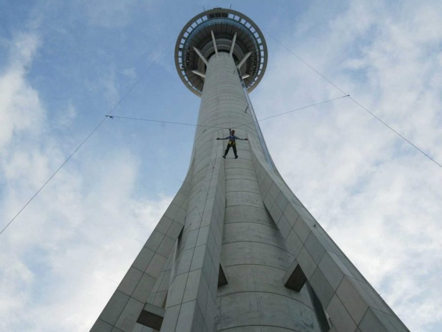 Bungee jumper dangles in mid-air for over one hour