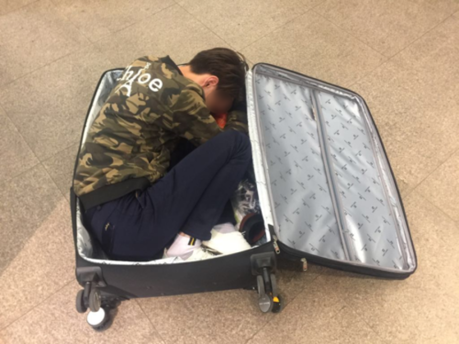 People smuggler hides man in suitcase: customs  