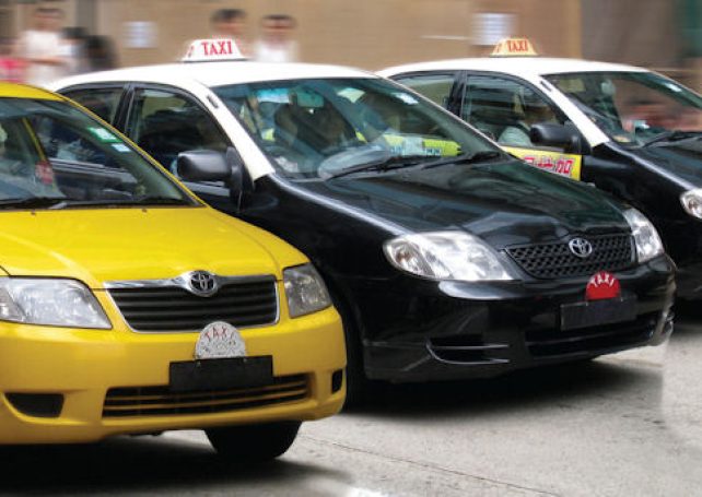 Cabbie locks 4 US passengers in taxi