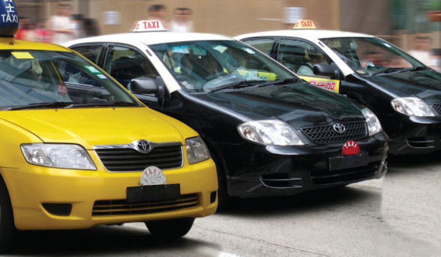 Cabbie locks 4 US passengers in taxi