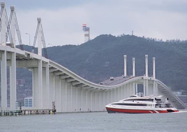 Female scooter rider dies after crashing with taxi on Friendship Bridge