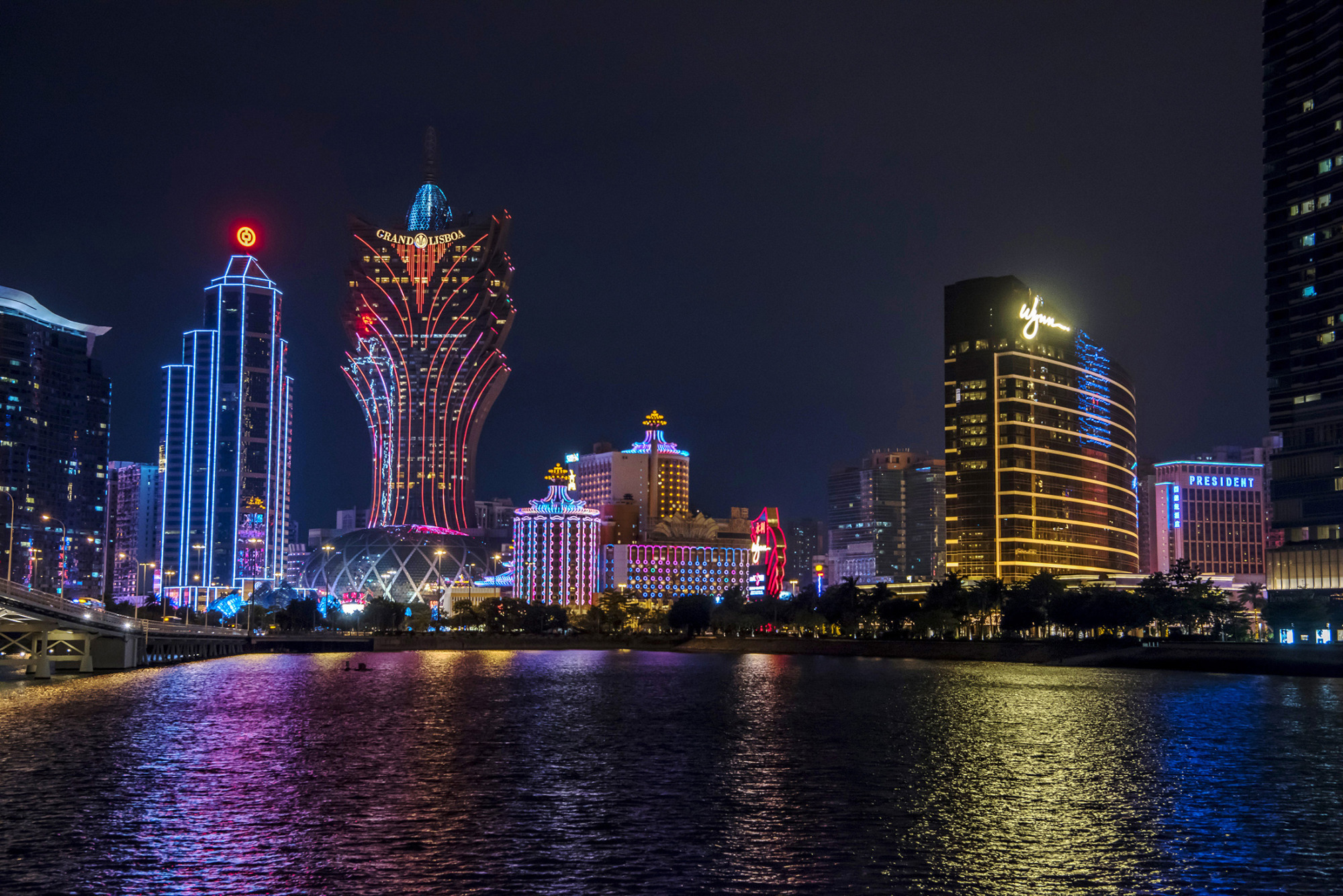 Macau casino receipts grow again