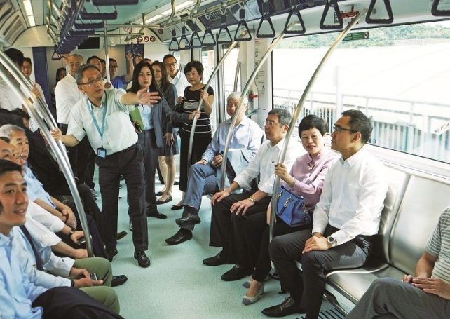 Rosário takes 22 lawmakers on their 1st LRT ride