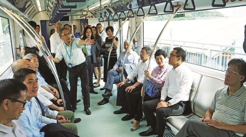 Rosário takes 22 lawmakers on their 1st LRT ride