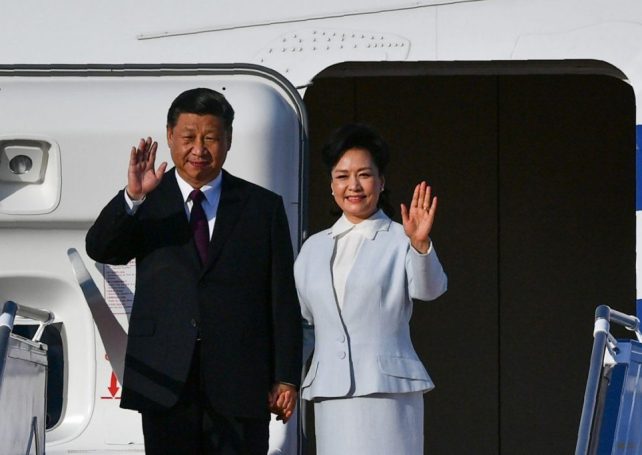 President Xi arrives in Macau and met outgoing Chief Executive Chui Sai On