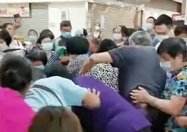 Chaos at supermarket as shoppers fight over cooking oil