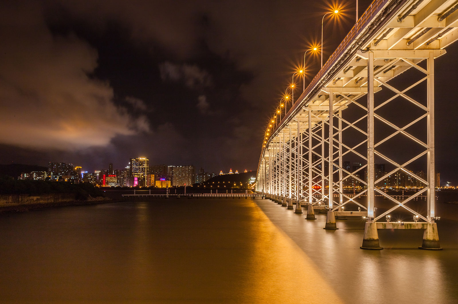 Civil servant dies after jumping from Sai Van Bridge