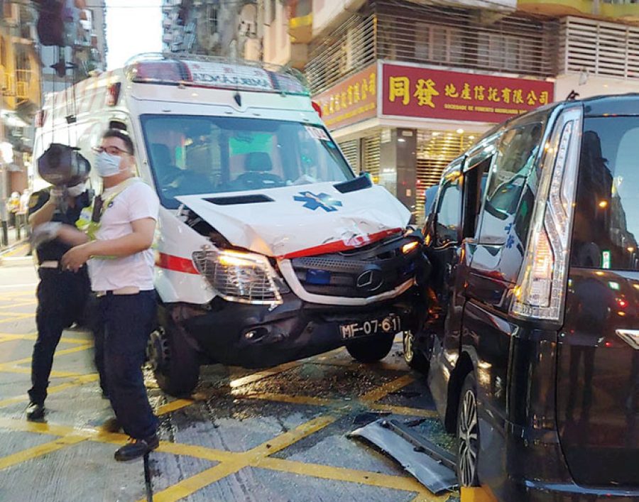 Ambulance carrying pregnant woman crashes with 7-seater carrier