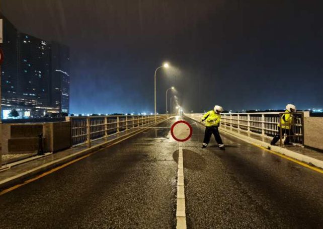 Police close bridges between Macao and Taipa