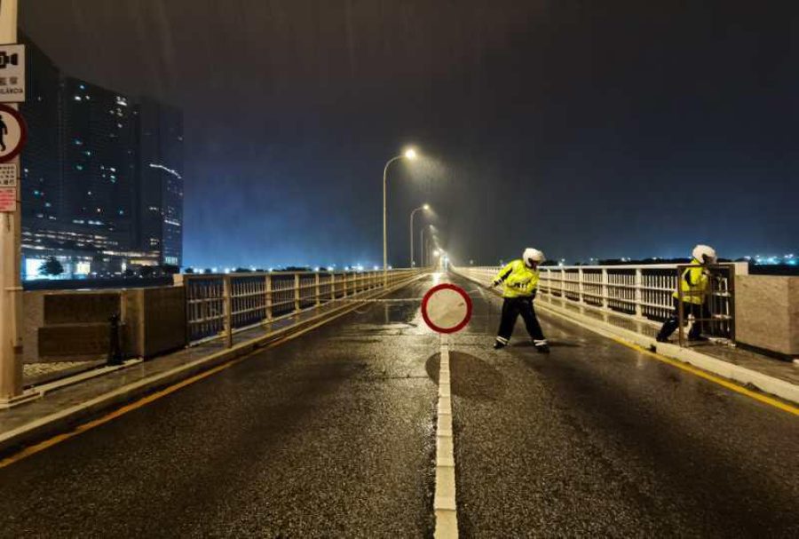Police close bridges between Macao and Taipa