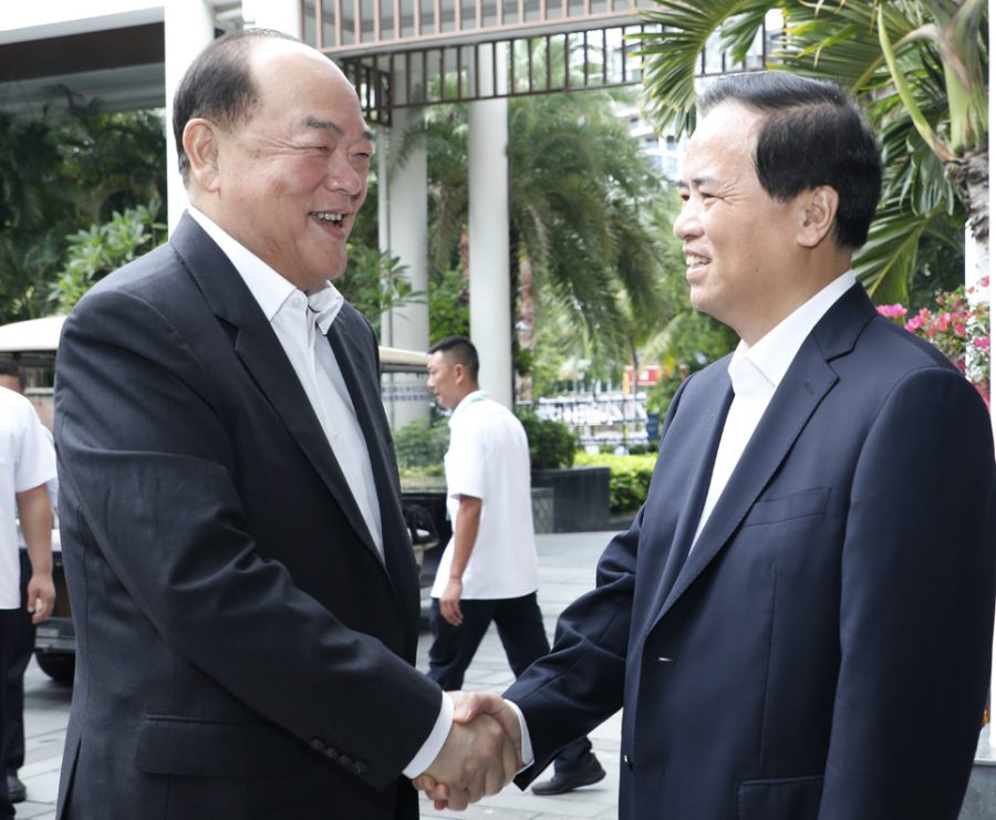 Ho Iat Seng meets top Hainan officials