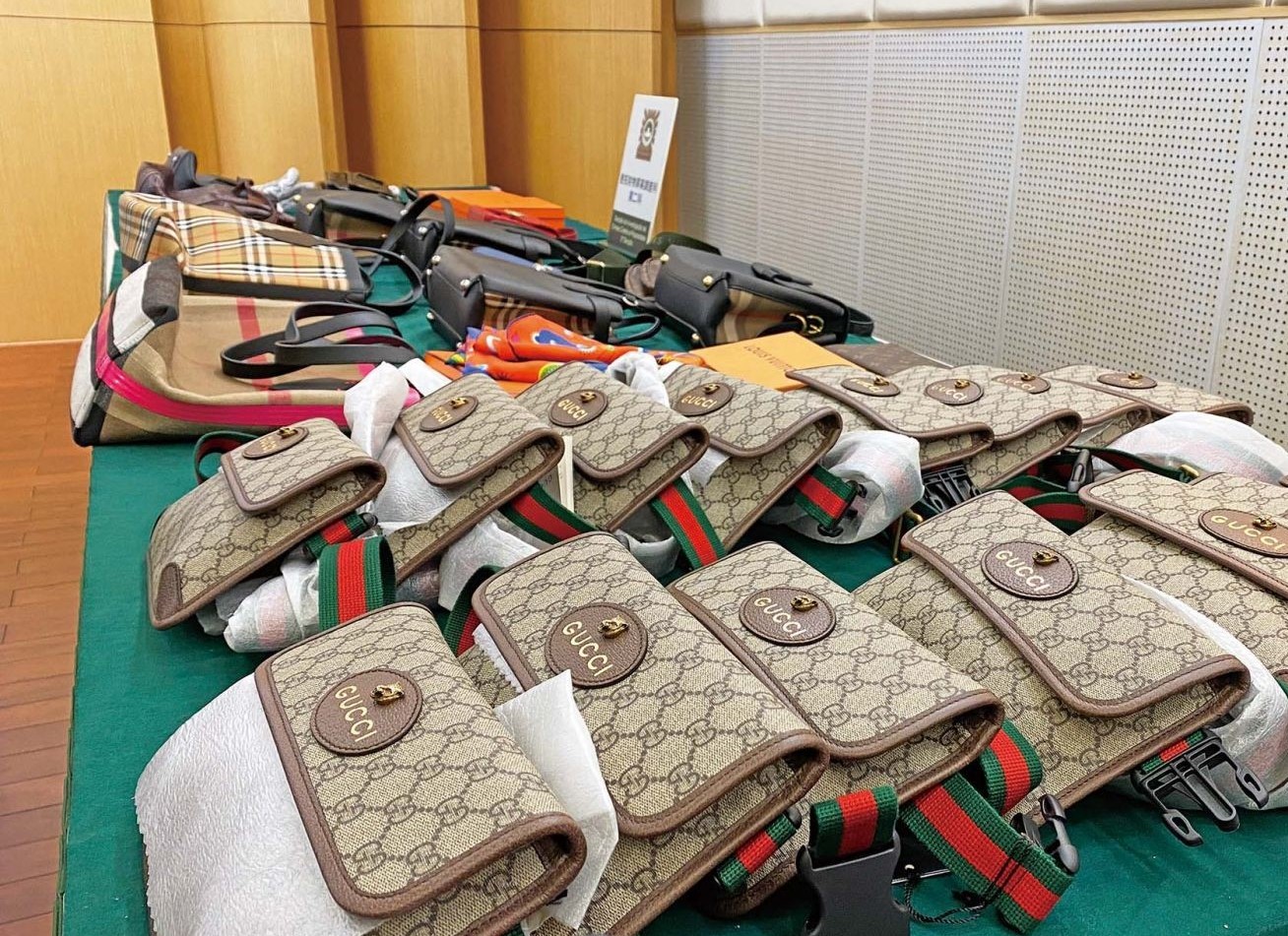 Trio masquerading as deliverymen steal handbags worth HK$800,000
