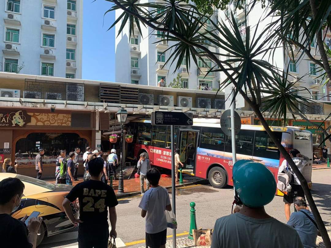 Eight injured in Old Taipa bus accident (Update)