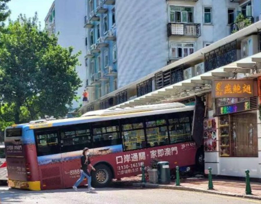 Bus crashes into restaurant, injuring 7 (Update)