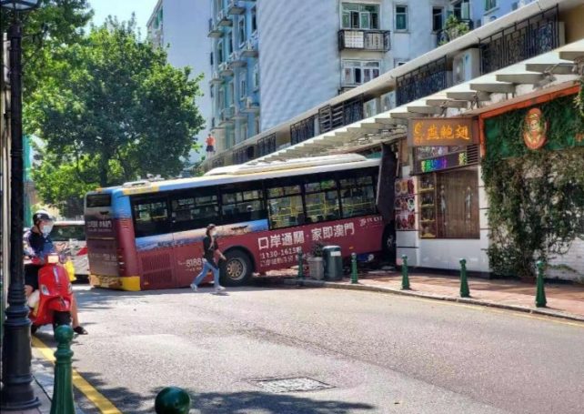 Passengers injured in Old Taipa bus accident