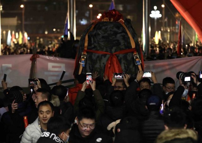 Chinese space probe carrying lunar samples returns to Earth