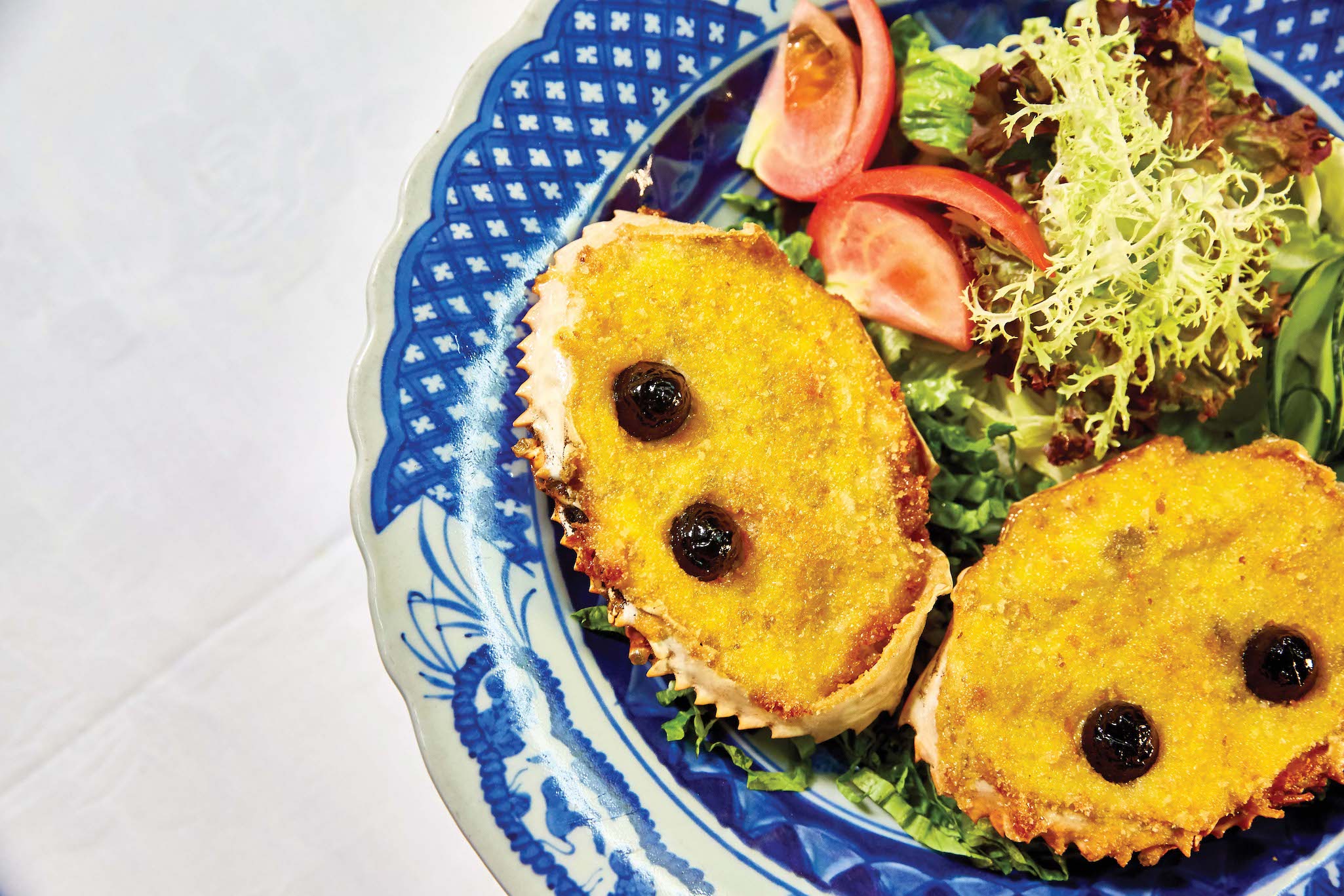 Stuffed crabs served at Restaurante Litoral in Macao | Photo by António Sanmarful