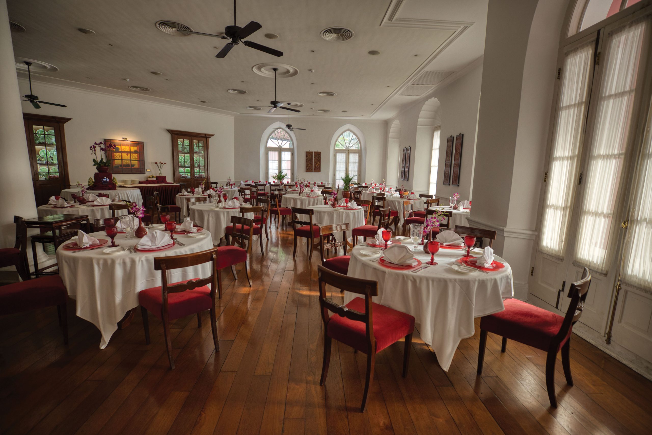 The club’s ornate, spacious and relaxed dining area - Photo by António Sanmarful
