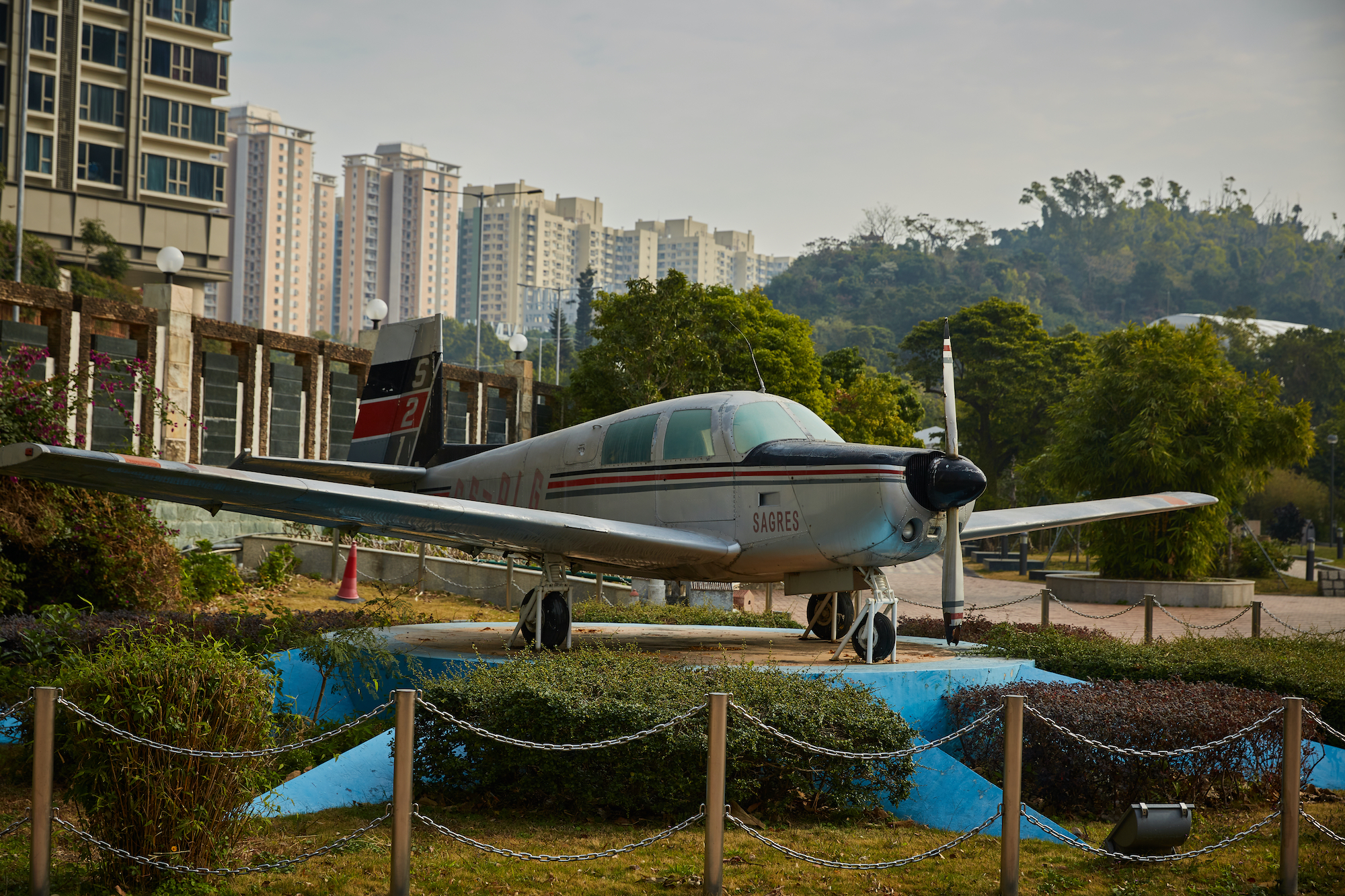 The plane in the middle of Seac Pai Van Park | Photo by António Sanmarful