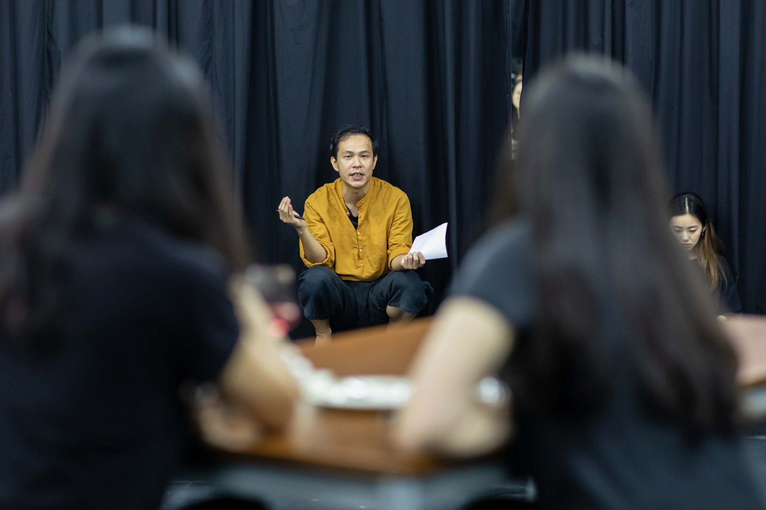 Veteran Macao actor Pak Hou Wong passes on his art at a Hiu Kok Drama Association workshop丨Photo courtesy of Hiu Kok Drama Association