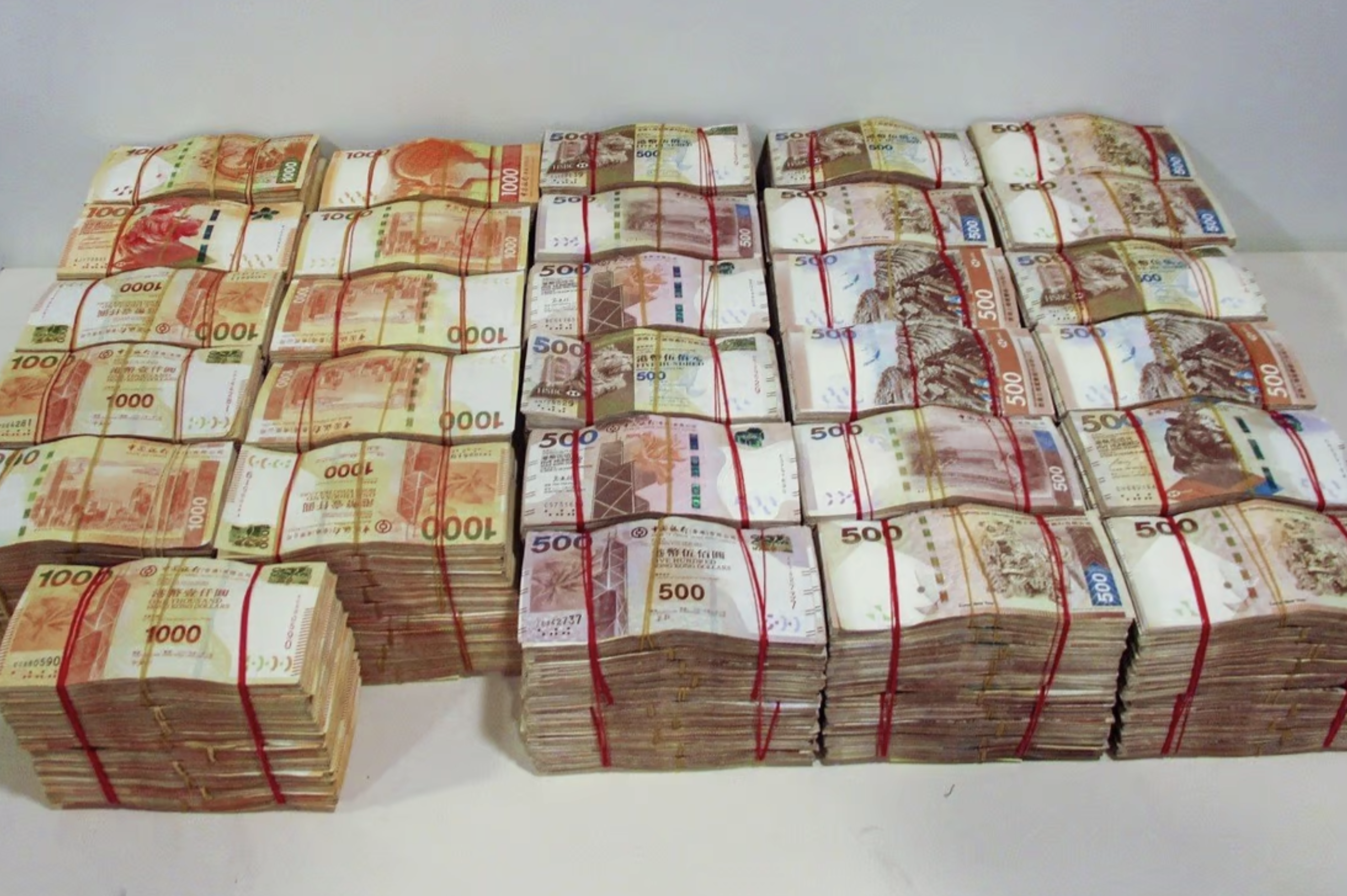 Customs officers swoop on HK$170 million cross-bridge money launderers