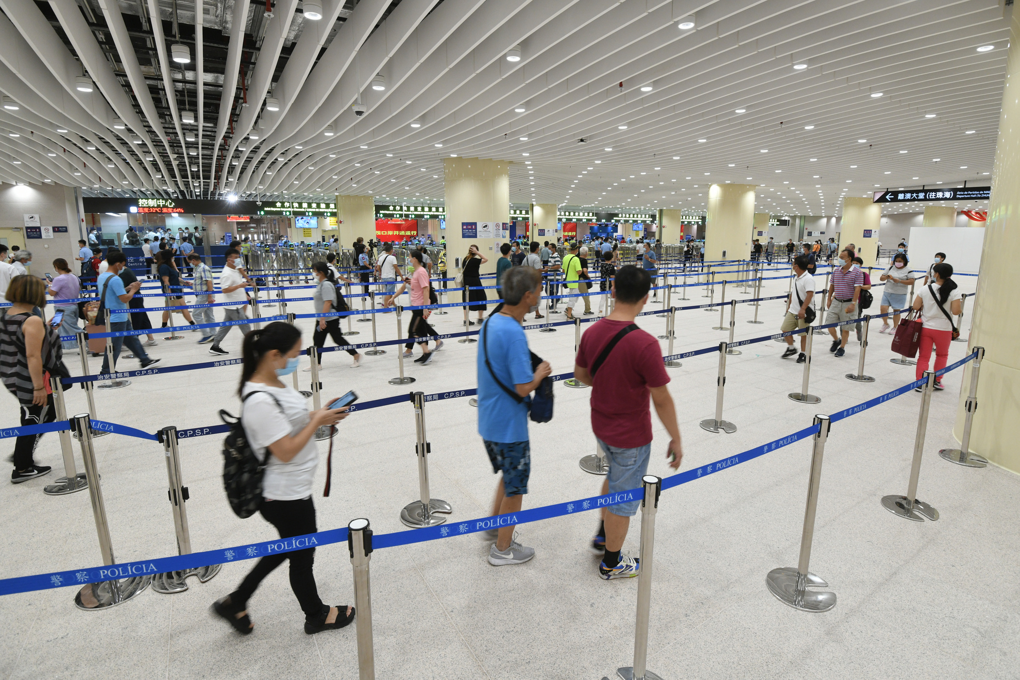 New Qingmao pedestrian checkpoint runs smoothly on opening day