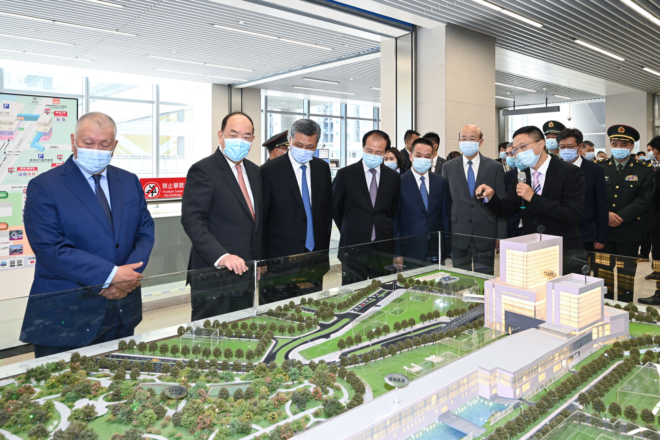 CE Ho Iat Seng and Guangdong Province Governor Ma Xingrui at Qingmao Port