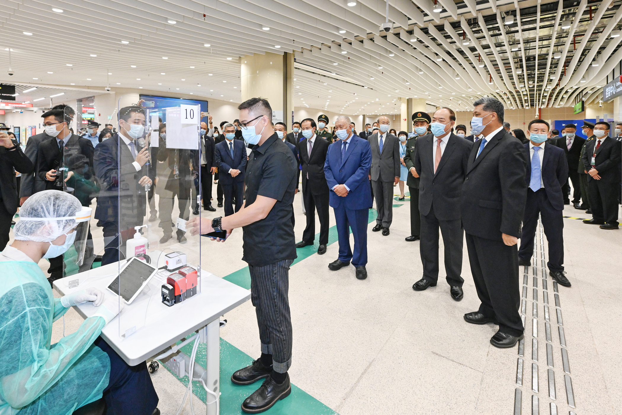 CE Ho Iat Seng and Guangdong Province Governor Ma Xingrui at Qingmao Port