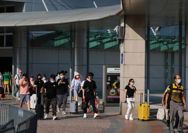 Visitor arrivals tail off after 41,000 on first day of Golden Week