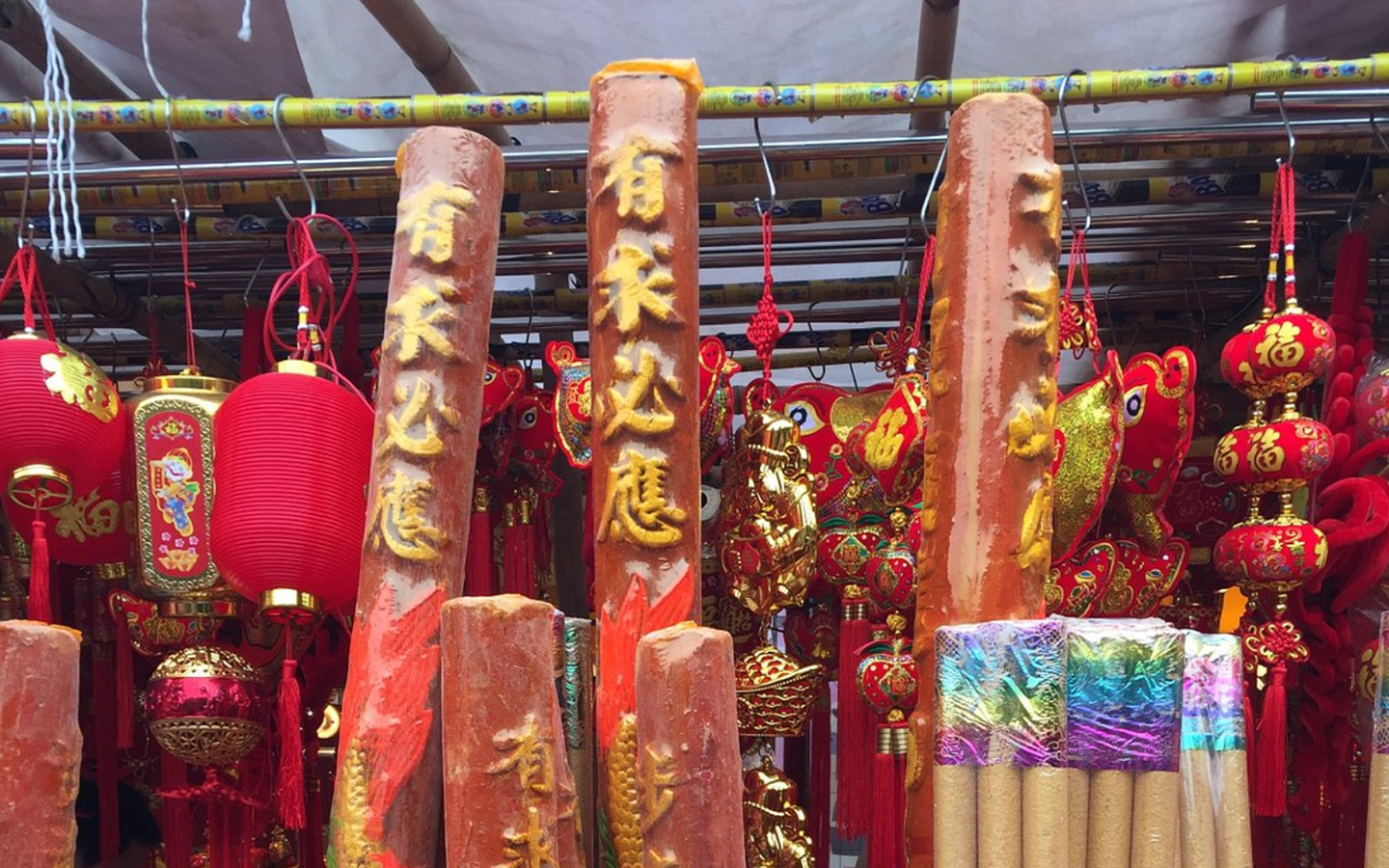 Chinese New Year market traders pay MOP 29,000 at booth auction