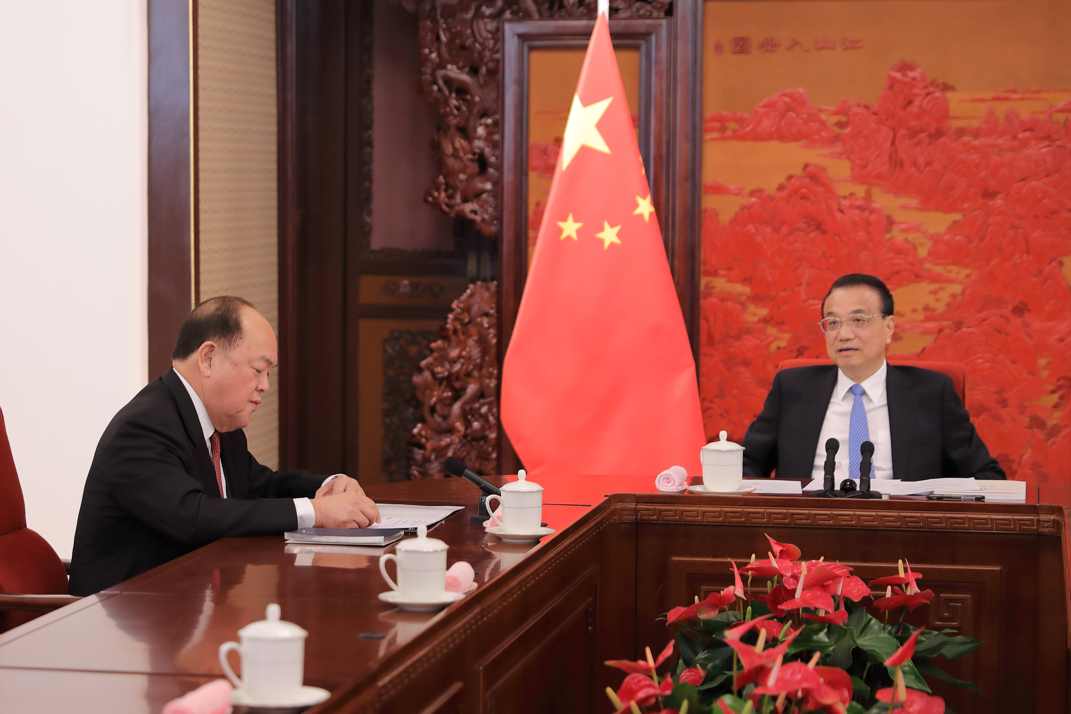 Premier Li Keqiang and Chief Executive Ho Iat Seng