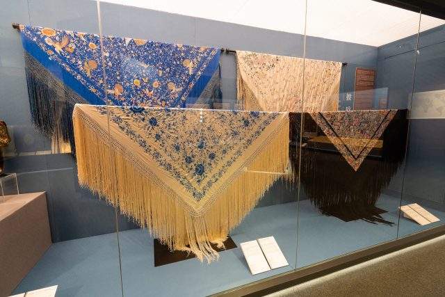 Guangdong embroidery shawls