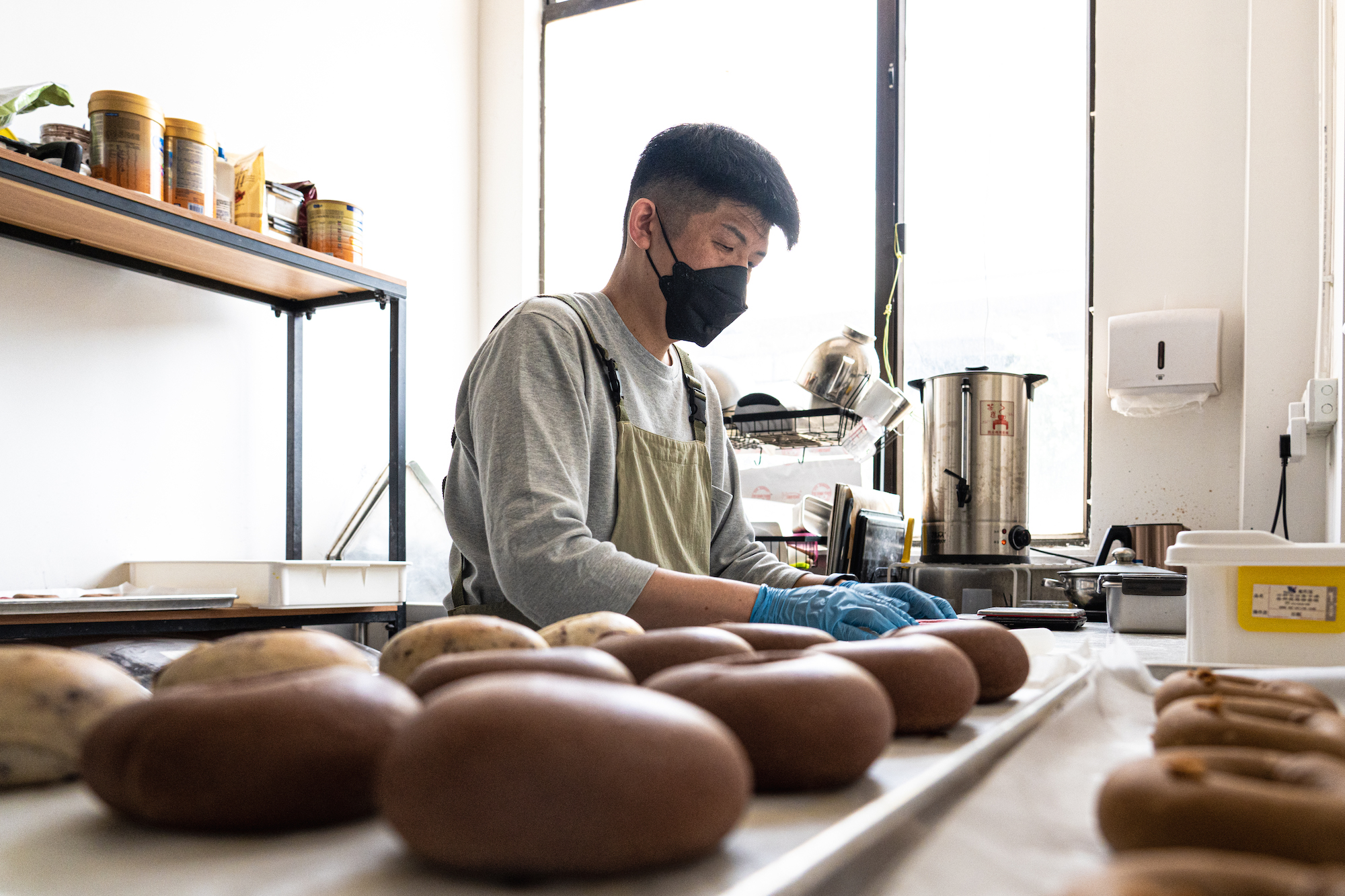 Henry Chiang preparing bagels