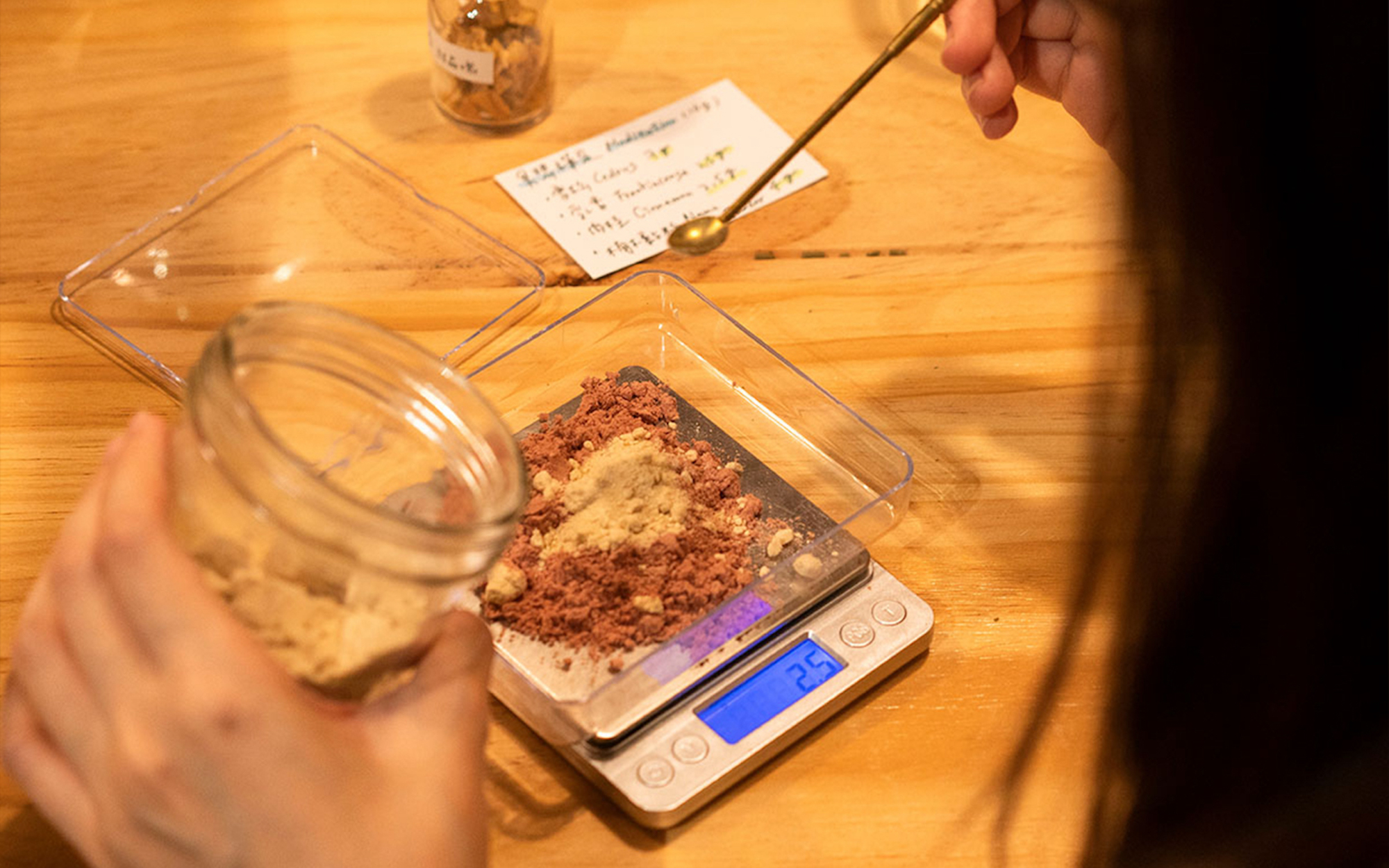 Veng Lei's process of making incense sticks