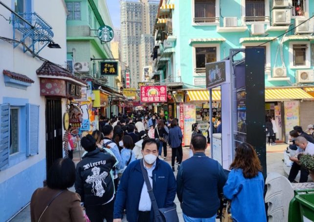 Nearly 40,000 visitors stream into Macao on Sunday