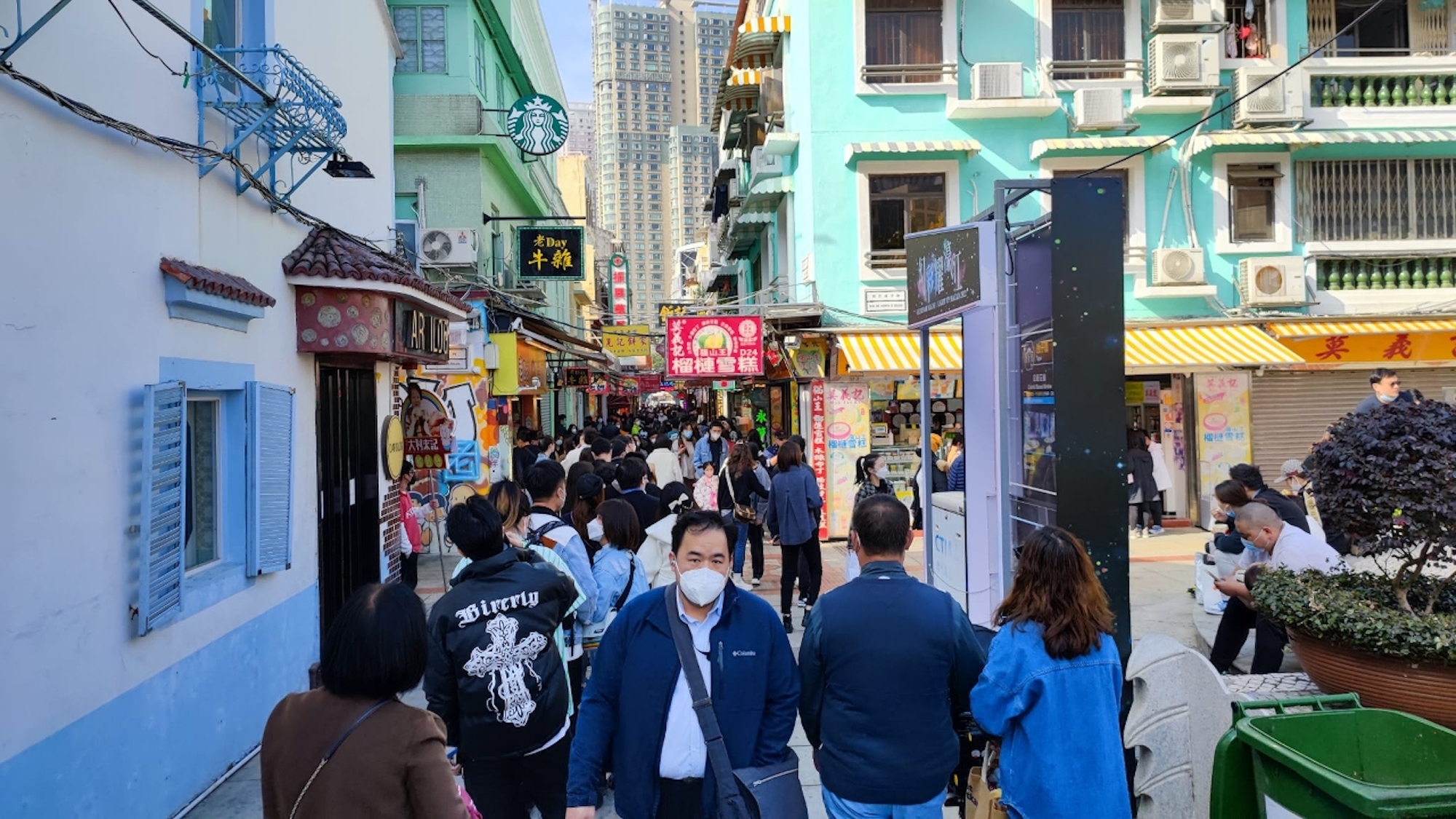 Nearly 40,000 visitors stream into Macao on Sunday