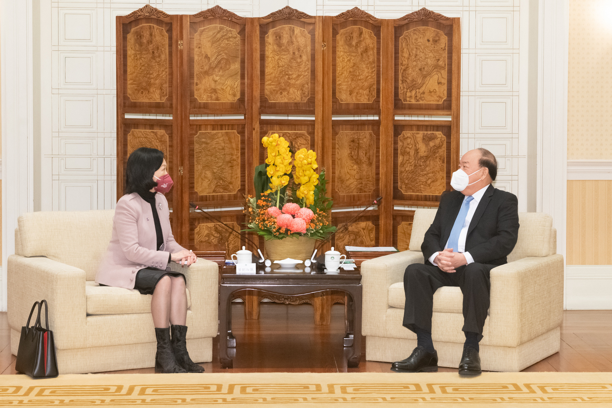 Hong Kong Executive Council convenor wants stronger cooperation with Macao